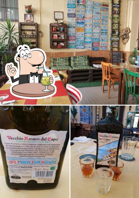 Dai un’occhiata alla immagine che presenta la bevanda e interni di Trattoria Rosy's