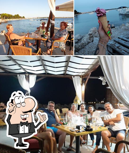 La immagine della interni e cibo di Vala Bar