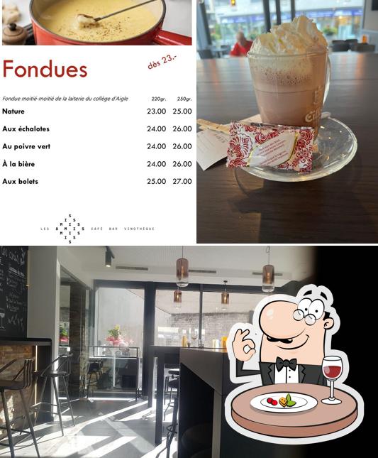 La immagine di cibo e interni da Les Amis Café Bar