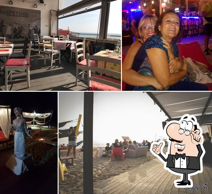 Siediti a un tavolo di Klepsydra beach