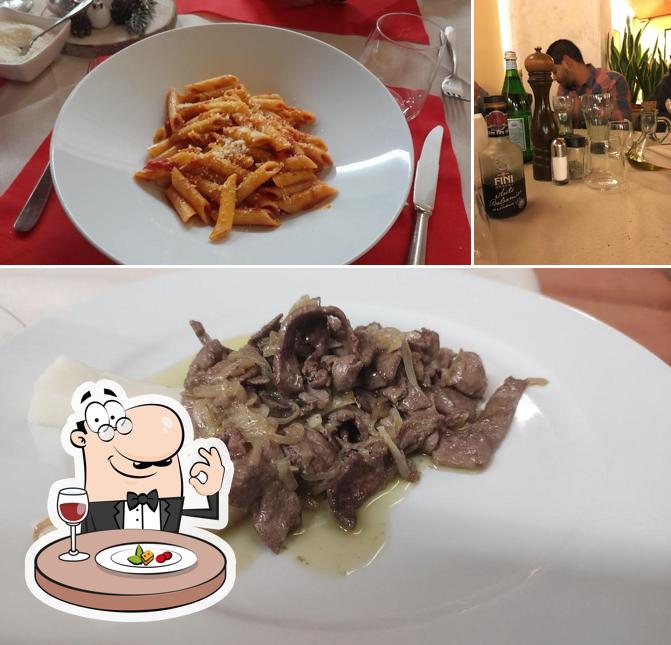 Tra le diverse cose da Ristorante Pizzeria La Parentesi si possono trovare la cibo e bancone da bar