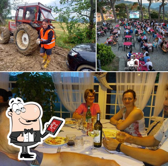 Guarda la immagine che raffigura la esterno e tavolo da pranzo di Antica Pieve