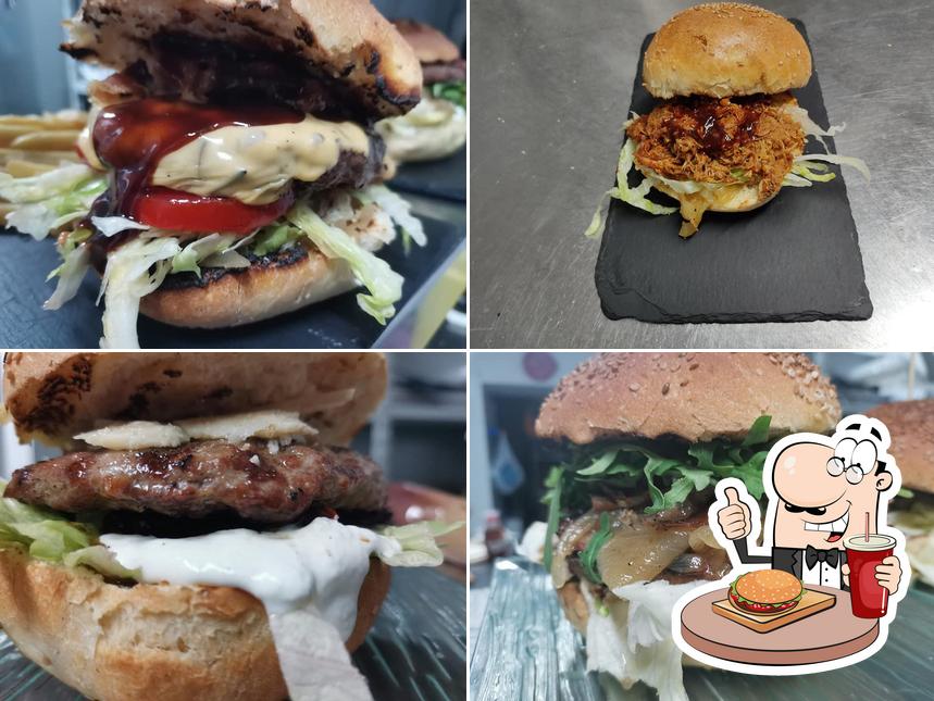 Ordina uno dei tipi di hamburger disponibili a Jekyll Pub - cibo e bevande
