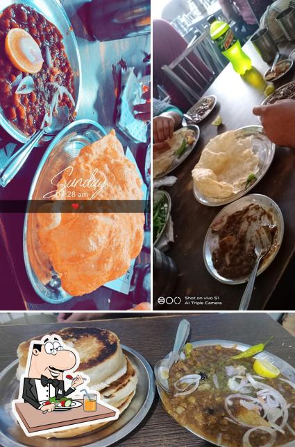 Food at Pinka Ji Chole Bhature
