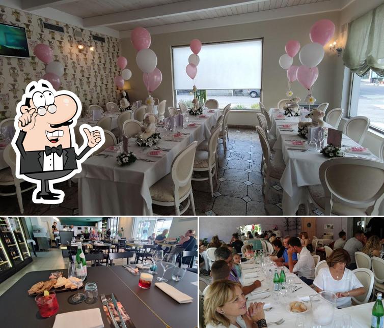 La foto della interni e tavolo da pranzo di Cheri