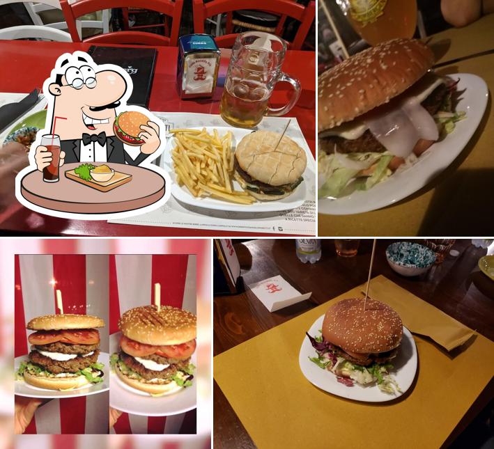 Ordina un hamburger a Colorado Saloon