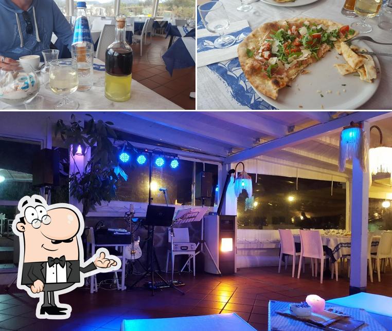 Tra le varie cose da Ristorante Pizzeria Il Borgo sul Mare si possono trovare la interni e tavolo da pranzo