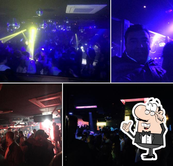 Dai un'occhiata agli interni di The Club
