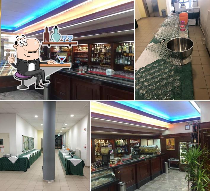 Siediti a un tavolo di Bar Del Corso