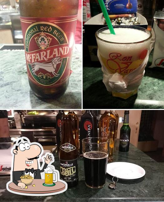 Puoi ordinare un rinfrescante bicchiere di birra chiara o scura