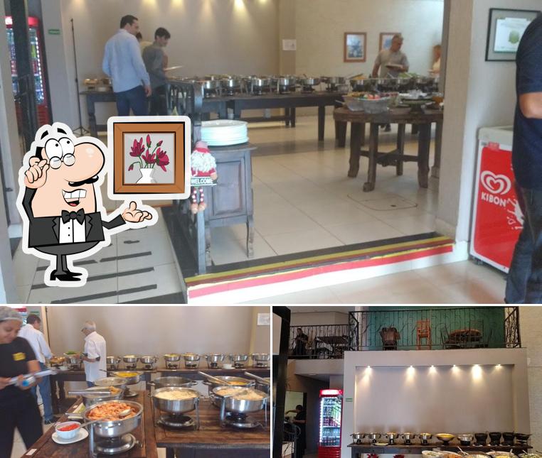 Sente em uma das mesas no Restaurante Casa Amarela