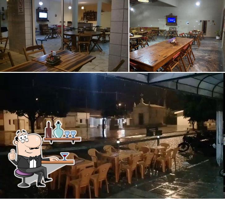 O interior do Ulisses Pizzaria e Pastelaria