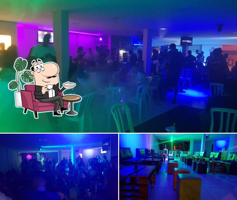 O interior do Espaço Narguileiros Lounge Bar