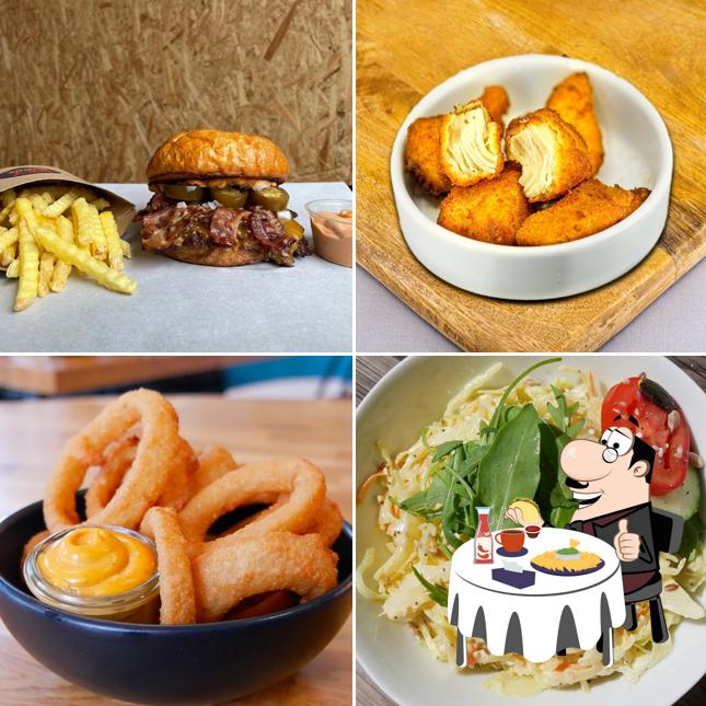 Gustati uno dei tipi di hamburger disponibili a Hey Buddy Smash Burger