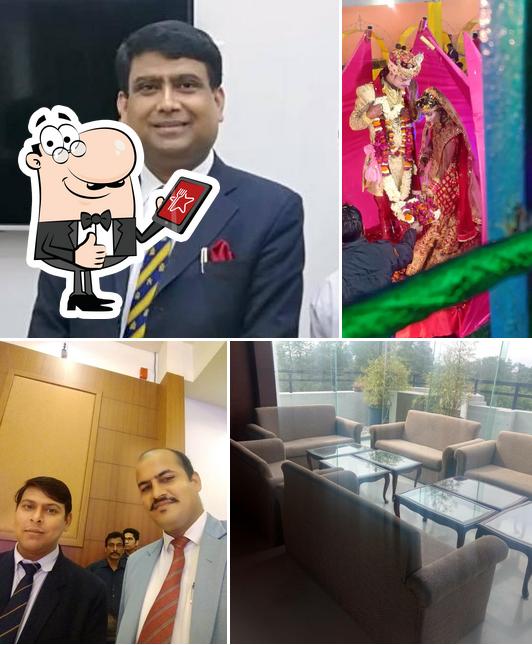 Look at this photo of Spicy Dawat Sikarwar's