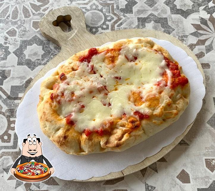 Ordina una pizza a Bar tabacchi Nives in Darsena