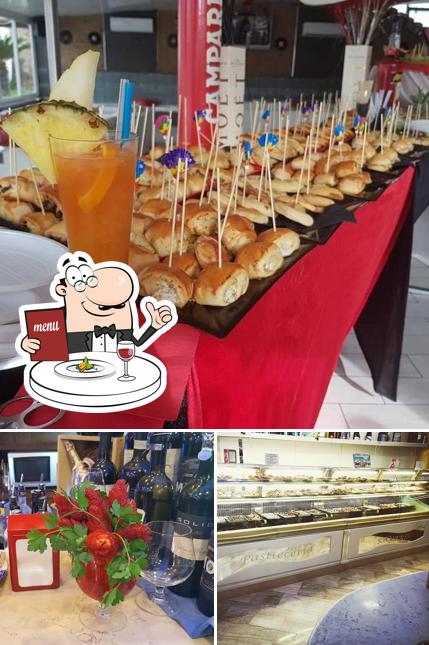 Cibo al CAFFETTERIA SAVARIS