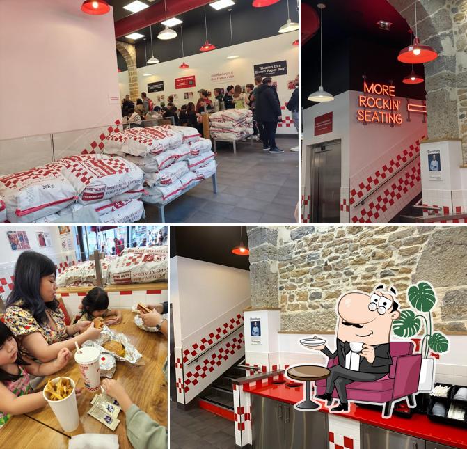 L'intérieur de Five Guys Burgers and Fries Lyon République