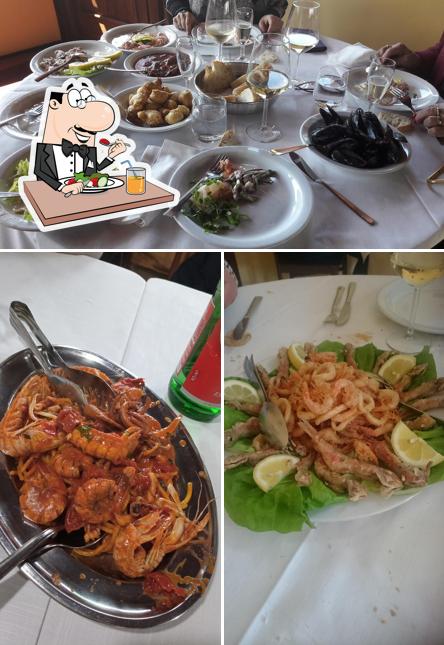 La cibo e tavolo da pranzo del ristorante