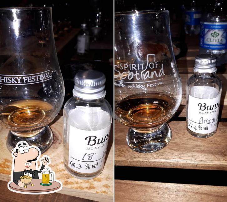 Puoi prenderti un rinfrescante bicchiere di birra chiara o scura