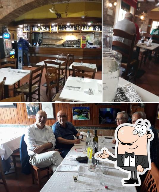 Siediti a un tavolo di Trattoria Alpino