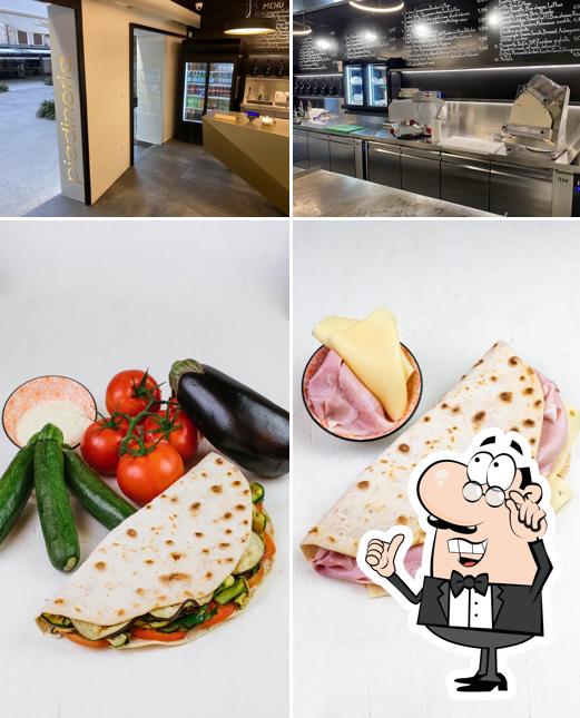 Tra le diverse cose da Piadineria Sirmione si possono trovare la interni e cibo