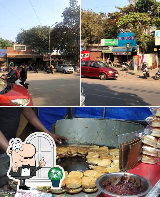 Among different things one can find exterior and food at Muskan Special Hot Dog
