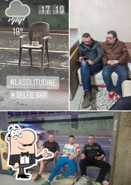 Dai un'occhiata agli interni di Selfie Bar