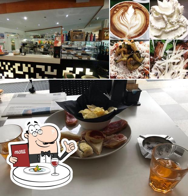 Tra le diverse cose da Square si possono trovare la cibo e bancone da bar