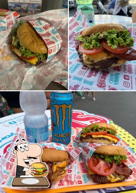 Gustati uno dei tipi di hamburger serviti a Smesh Burger