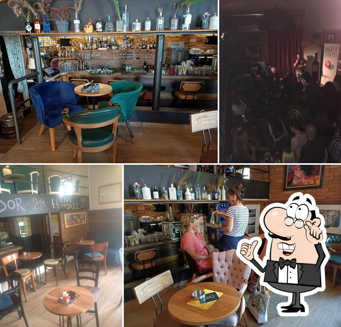 Siediti a un tavolo di Caffe Bar Corner