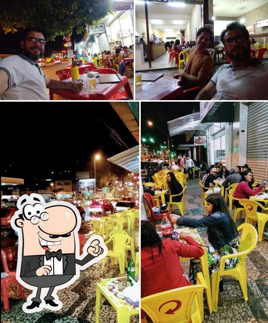 Sente em uma das mesas no Bang Burg