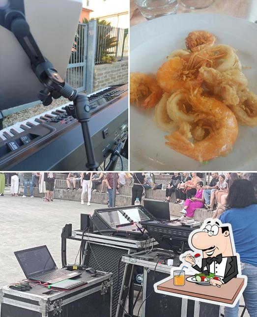 Guarda la foto che presenta la cibo e interni di Bar Borgo San Martino