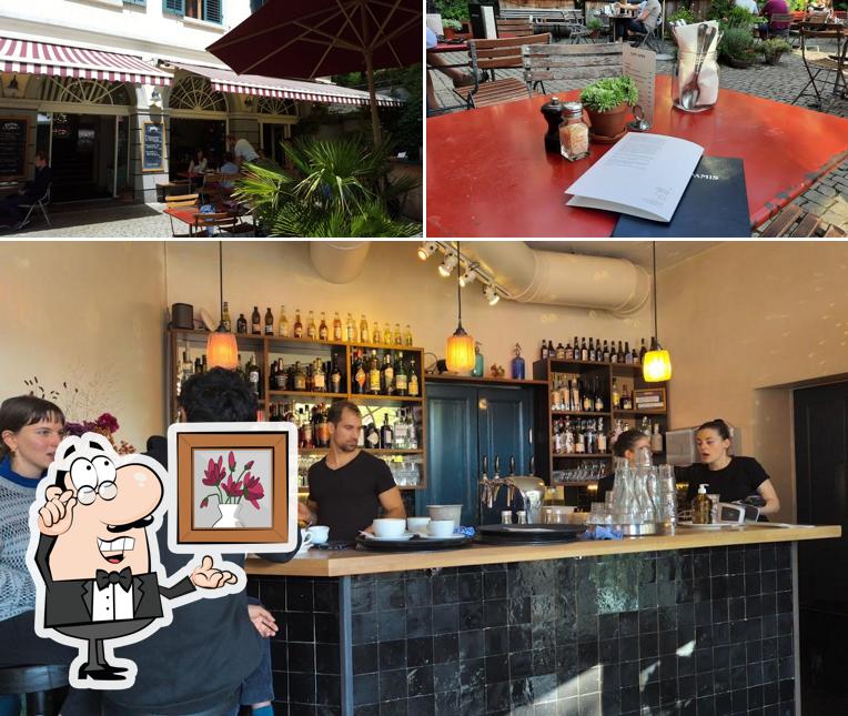 Dai un'occhiata agli interni di Café des Amis