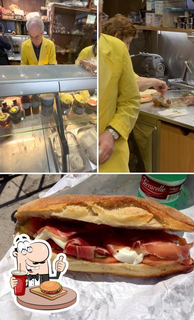 Ordina un hamburger a Salumeria da Aldo - Capri
