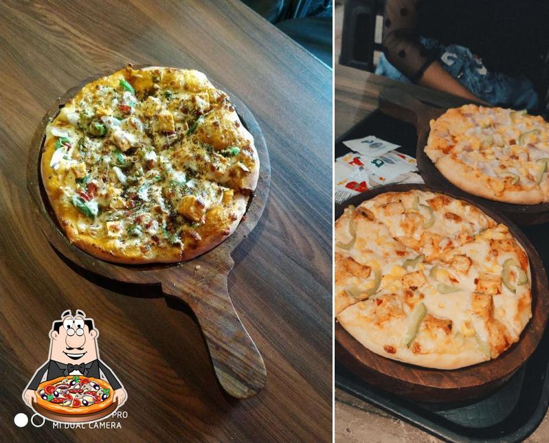 Pick pizza at Hunger's Street(Castle For Foodies)