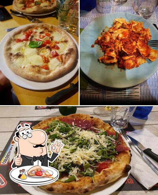 Prenditi una pizza a Ristorante Pizzeria La Grotta, Cascina
