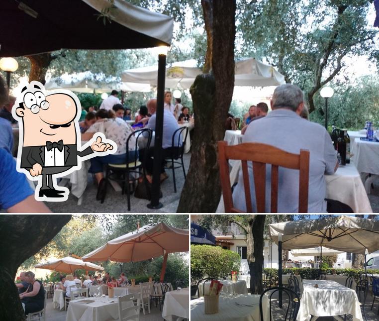 Siediti a un tavolo di Il Gatto che Ride