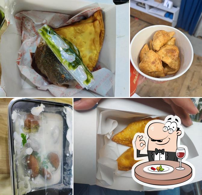 Food at Samosa Party Indirapuram