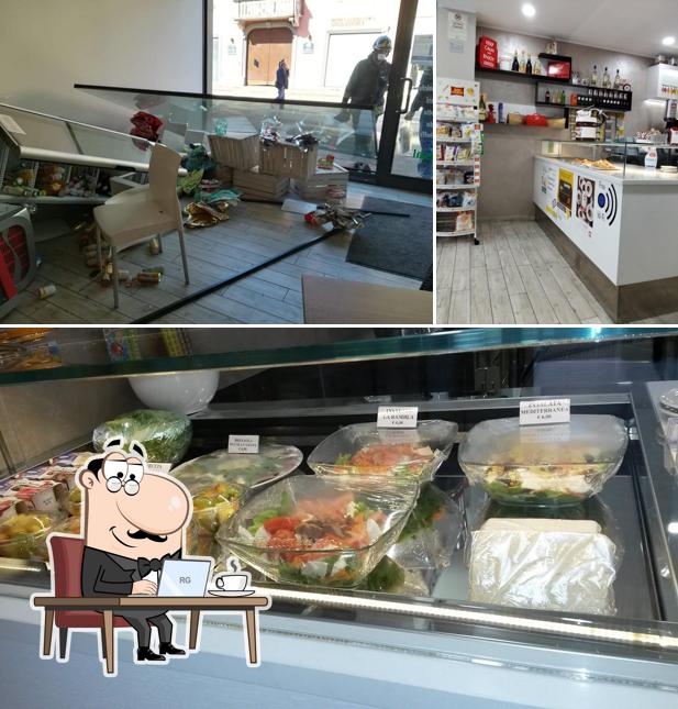 Dai un'occhiata agli interni di Bar La Rambla