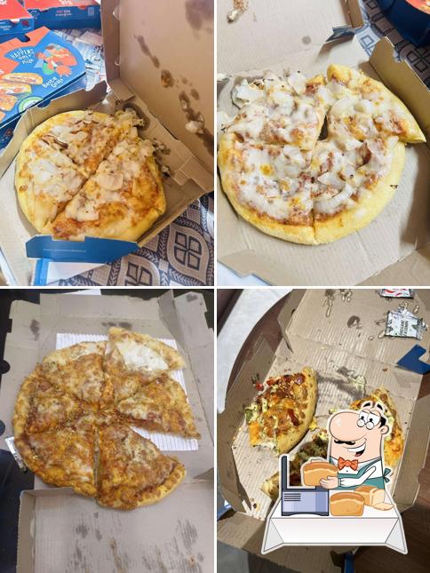 Garlic bread at Domino's Pizza Omaxe Nri City Mall, Greater Noida