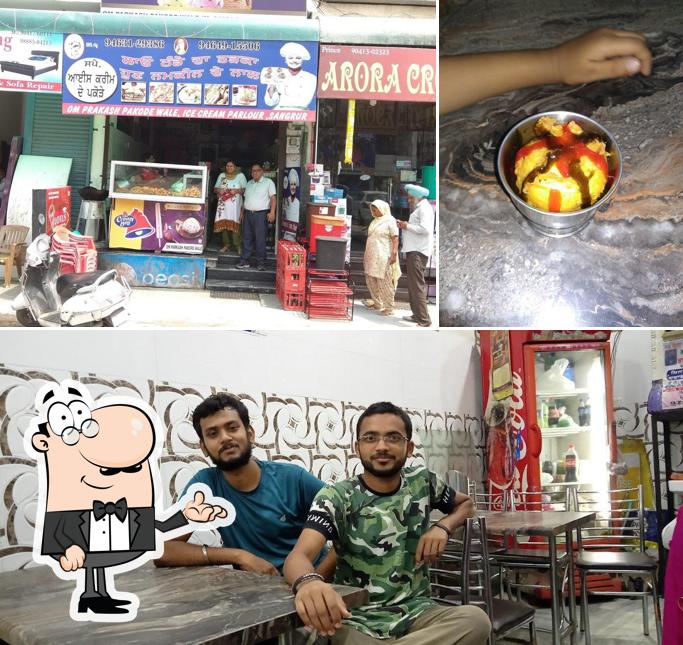 Check out how Om parkash pakode wale looks inside