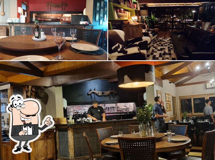 Sente em uma das mesas no El Fuego Restaurante