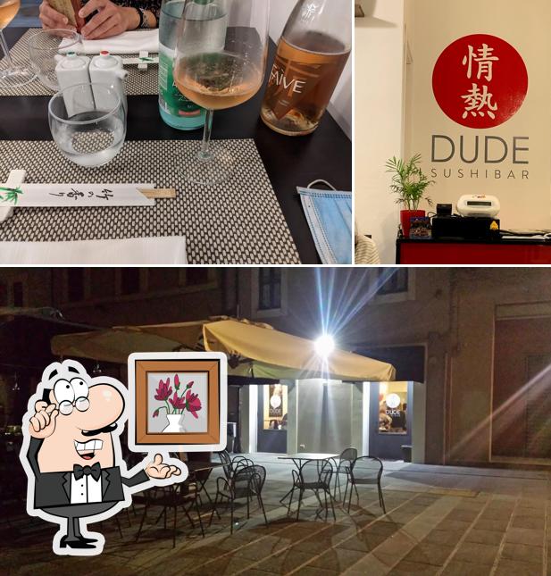 Siediti a un tavolo di Dude Sushi Bar