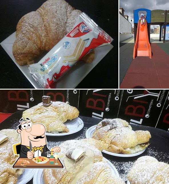 Tra le diverse cose da Il Bivio cornetteria caffetteria longe bar si possono trovare la cibo e area giochi