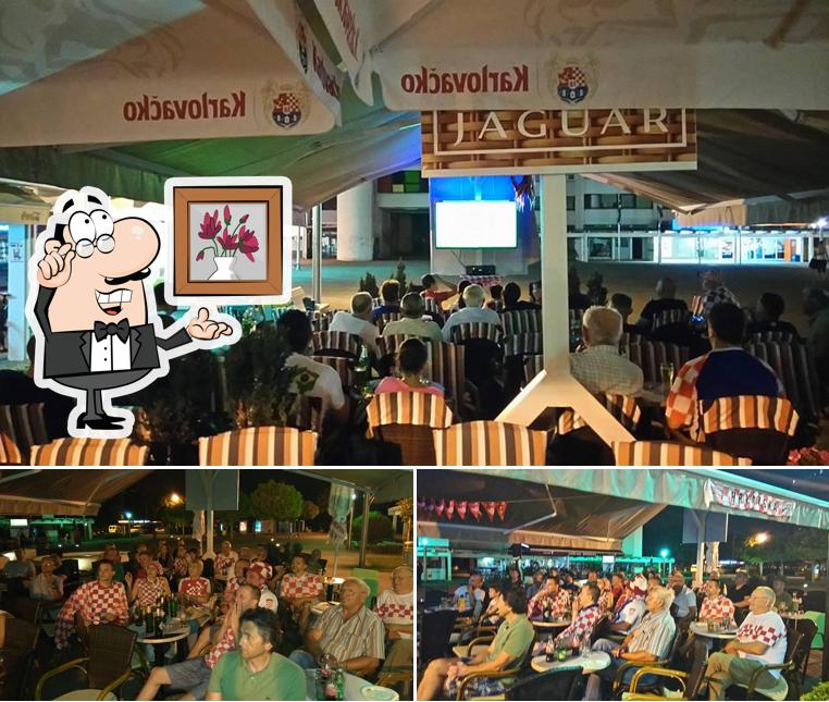 Siediti a un tavolo di Caffe Bar Jaguar