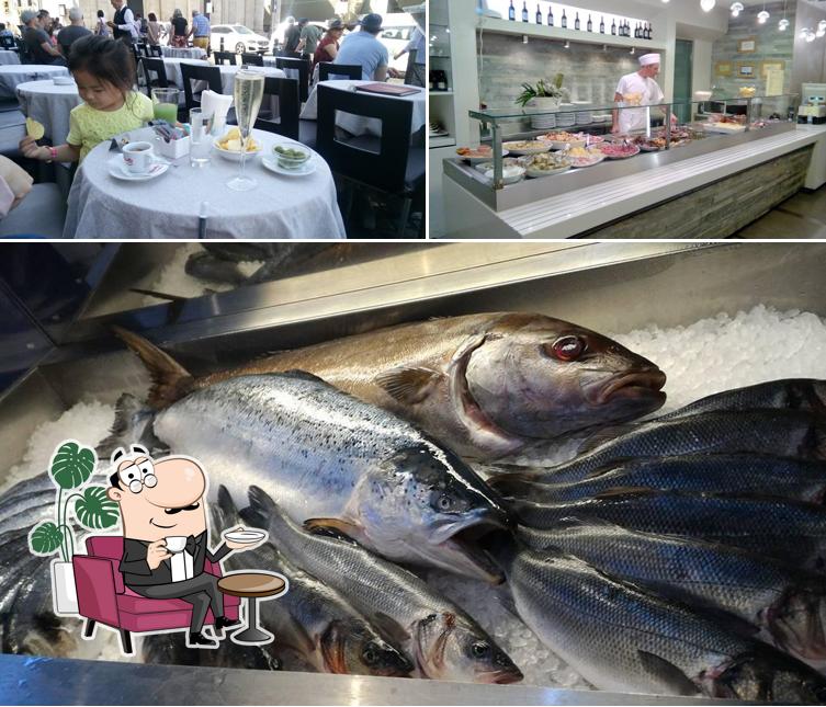 Questa è la foto che presenta la interni e pesce di Canova Piazza del Popolo
