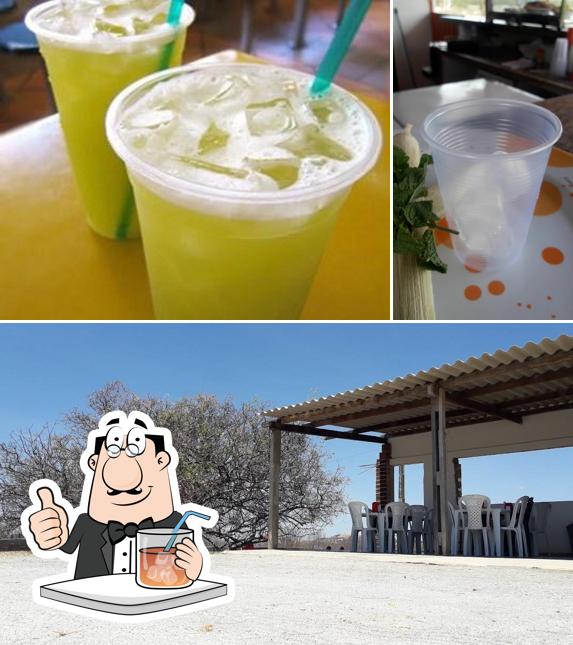 Entre diferentes coisas, bebida e exterior podem ser encontrados no Caldo de cana do Rogerio