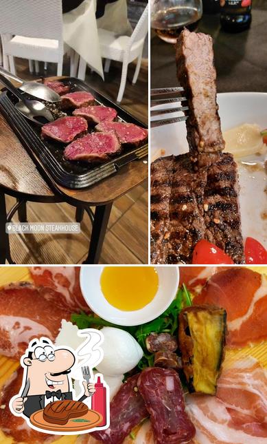 Prenditi i piatti di carne a Black Moon steakhouse