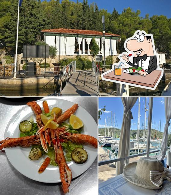 Questa è la immagine che mostra la cibo e esterno di Bistro Arka